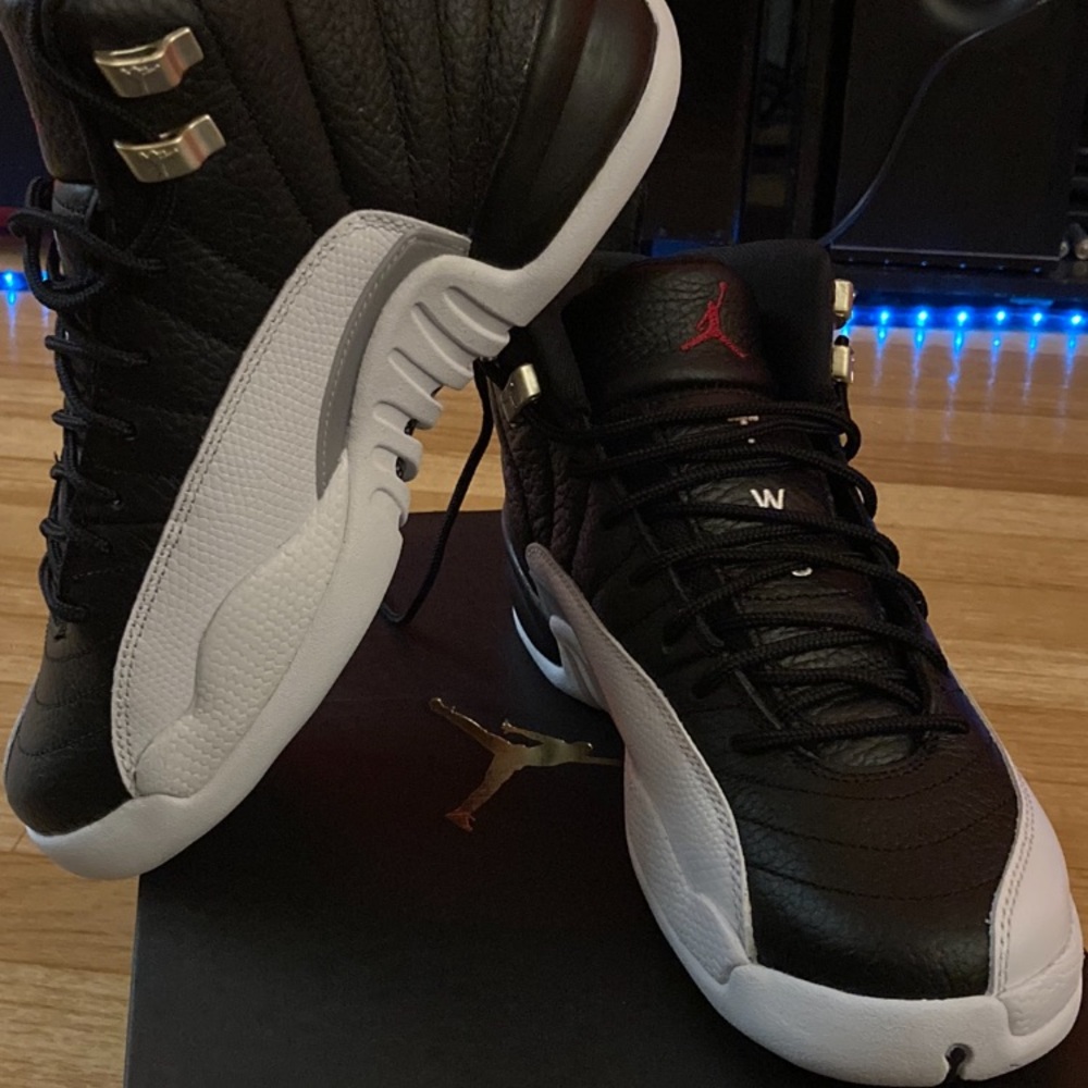 SOLD!💥
Authentic Jordan 12 play off’s big boys size 6.5 also fit women size 8